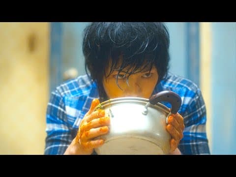 《女孩捡到一个少年，不会说话食量惊人，发怒还能挡子弹！《狼少年》》视频封面